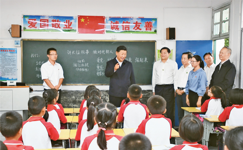  　　2020年9月16日至18日，中共中央总书记、国家主席、中央军委主席习近平在湖南考察。这是16日下午，习近平在郴州市汝城县文明瑶族乡第一片小学，同正在上思政课的同学们亲切交流。 新华社记者 谢环驰/摄